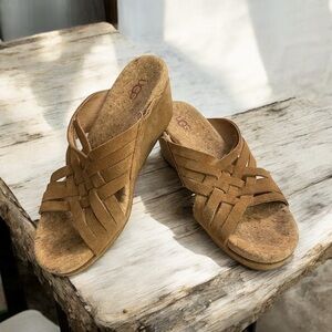 UGG Lilah soft suede wedge slip-on open toe sandal, chestnut brown, Size 7.5